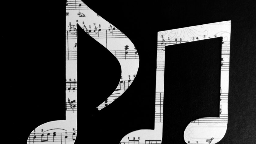 Comment la musique influence-t-elle la culture populaire ?